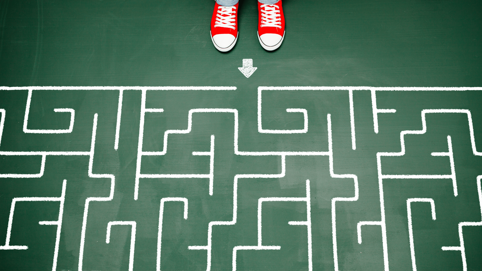 Bild mit Füßen in Turnschuhen am Eingang eines Labyrinths