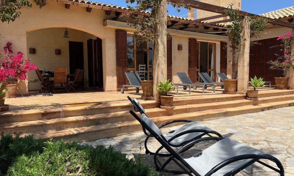 Finca mit Terrasse und Sonnenliegen